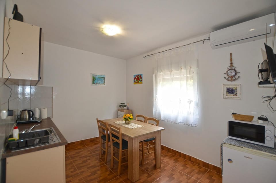 Dining area, kitchen