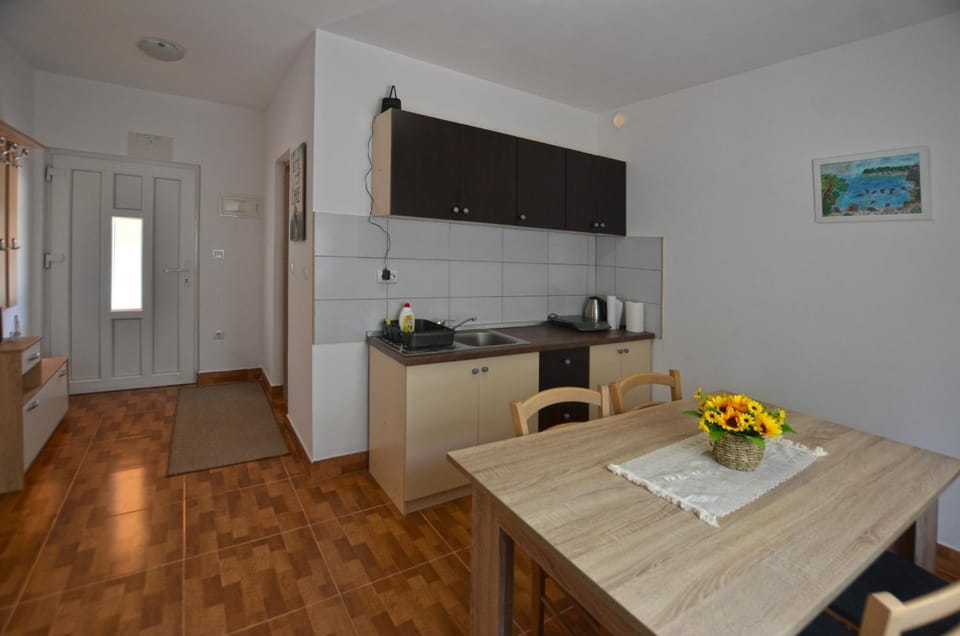 Dining area, kitchen