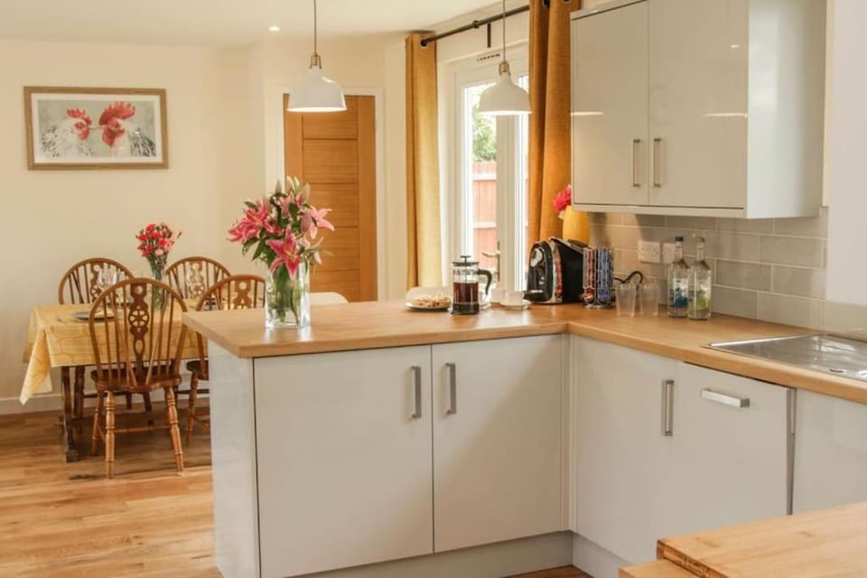 Kitchen or kitchenette, Dining area, dishwasher, minibar, pet friendly, stove