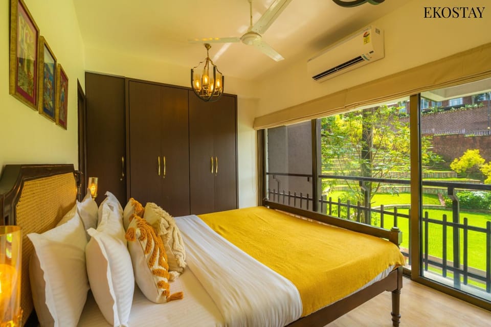 Bed, View (from property/room), Balcony/Terrace, Photo of the whole room, Seating area, Bedroom, air conditioner