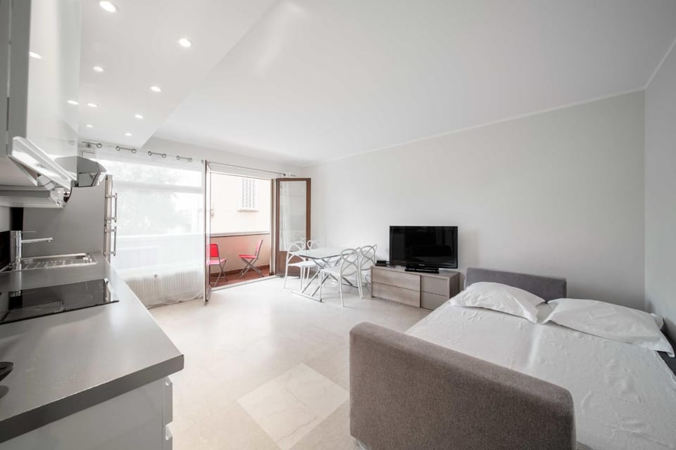 TV and multimedia, Living room, Photo of the whole room, Seating area, Bedroom