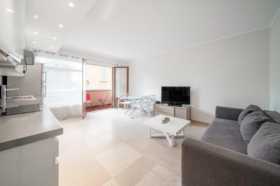 TV and multimedia, Kitchen or kitchenette, Living room, Seating area, minibar
