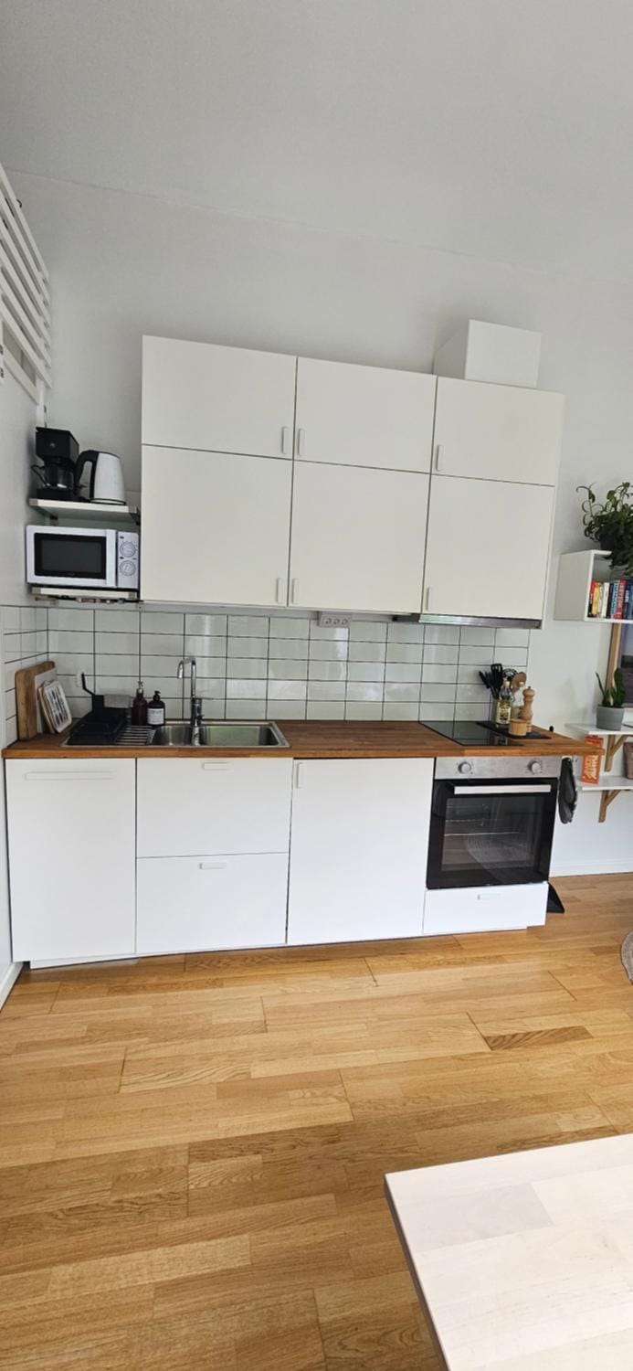 Coffee/tea facilities, Kitchen or kitchenette, dishwasher, microwave, oven, stove, toaster, kitchen