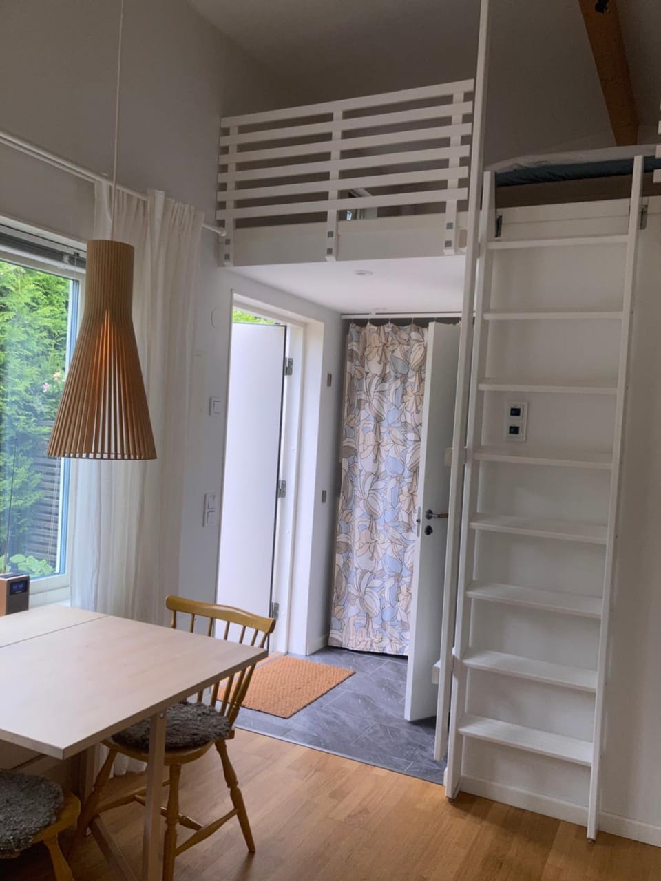 Seating area, internet, kitchen