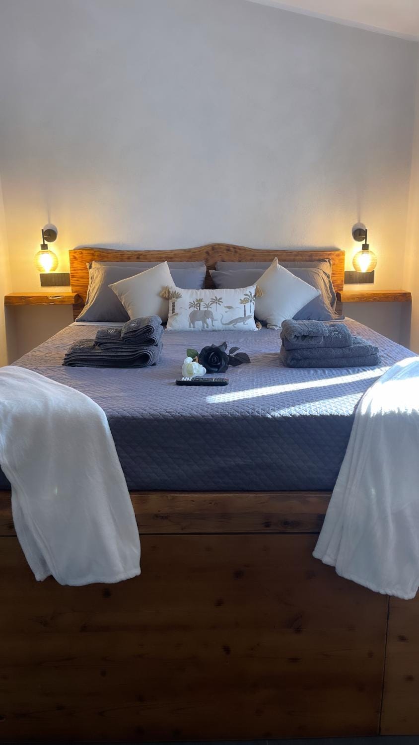 Bed, towels