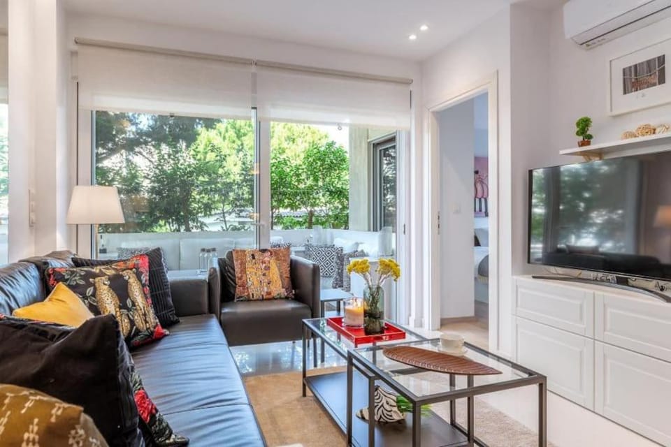 TV and multimedia, Living room, Seating area, air conditioner