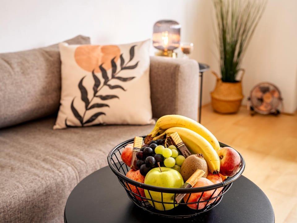 Living room, Food and drinks, Seating area, Food