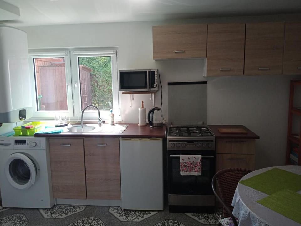 Kitchen or kitchenette, microwave, washing machine