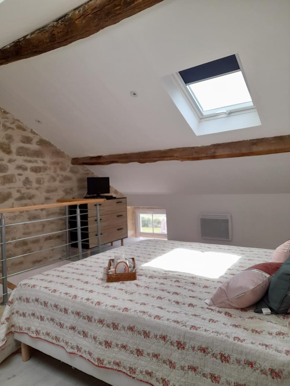 Bed, TV and multimedia, Bedroom