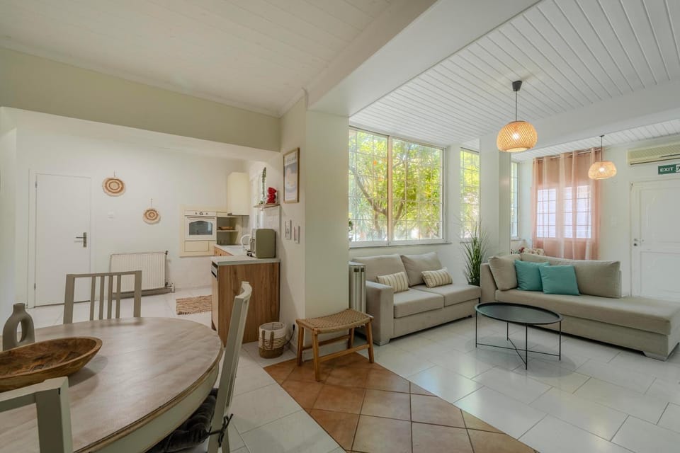 Kitchen or kitchenette, Seating area, Dining area