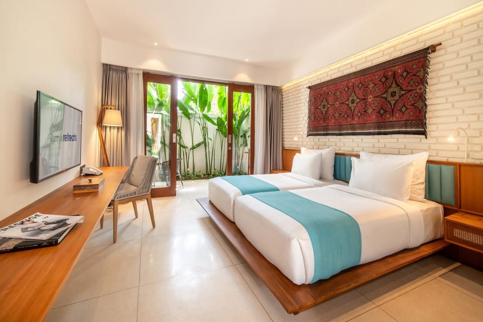 Bed, TV and multimedia, Photo of the whole room, Bedroom