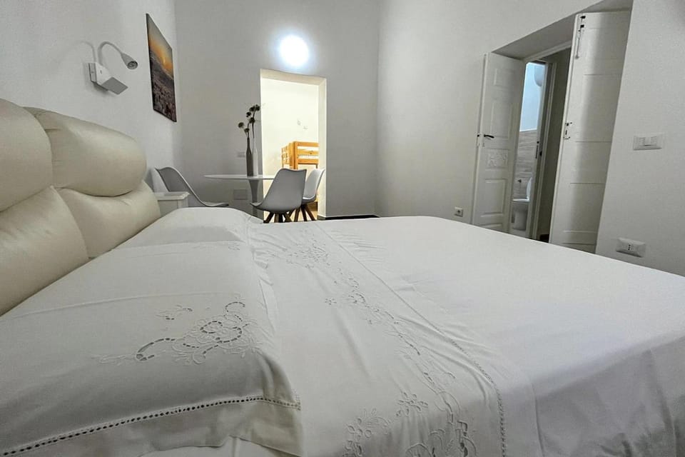 Bed, Kitchen or kitchenette, Seating area, Bedroom
