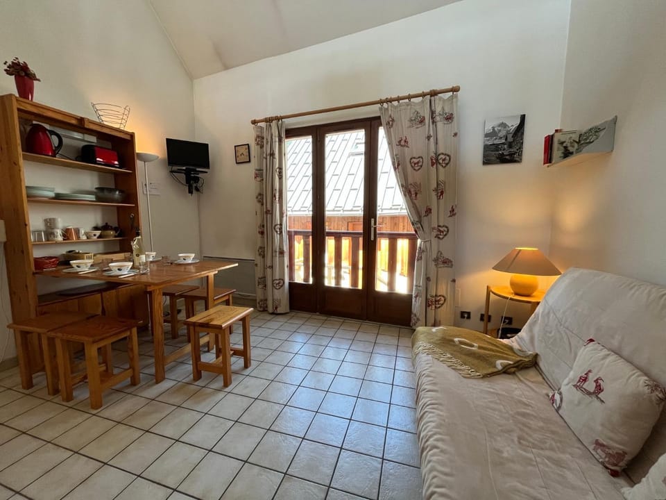 Living room, Photo of the whole room, Seating area, Dining area