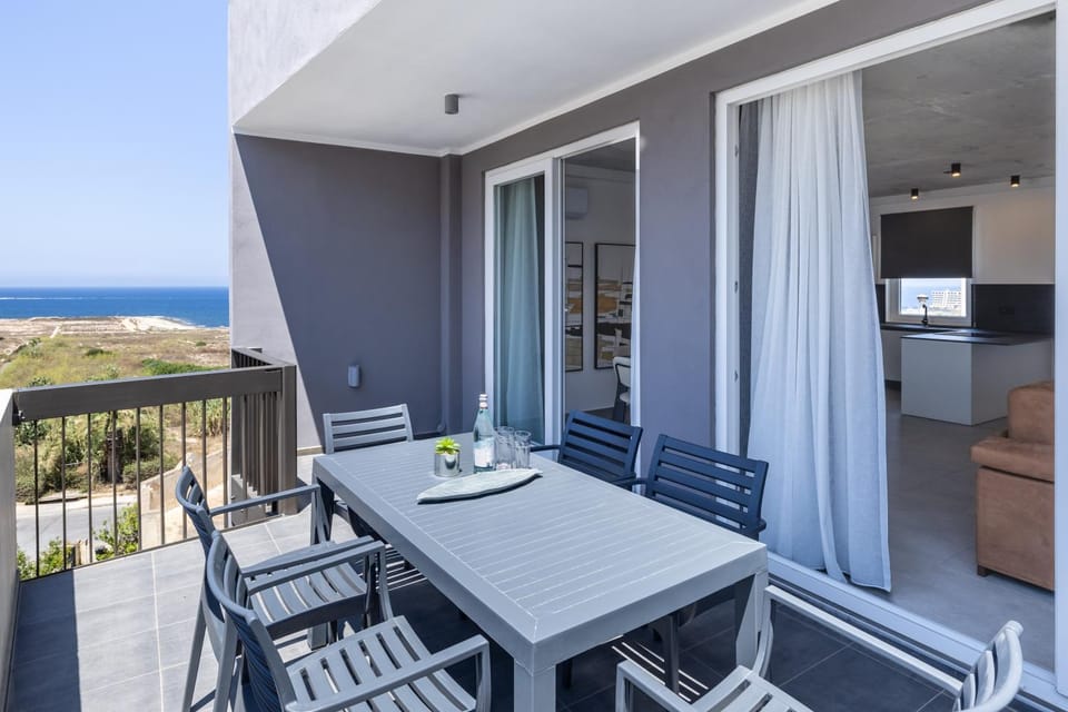 Seaside Luxury in Pembroke St Julians Apartment in Malta
