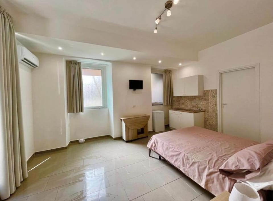 Bed, TV and multimedia, Photo of the whole room, Bedroom