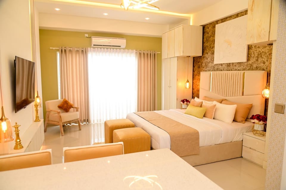 Communal lounge/ TV room, Bed, TV and multimedia, Living room, Photo of the whole room, Seating area, Bedroom, air conditioner