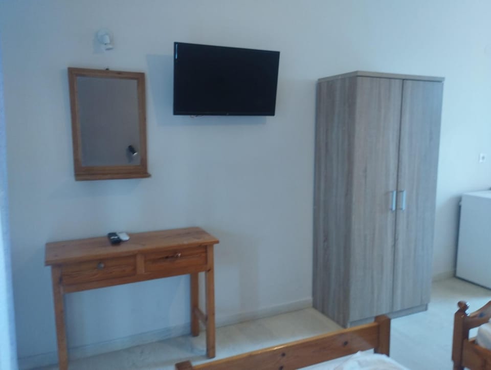 Bed, TV and multimedia, Photo of the whole room, Bedroom, hair dryier, internet, room service, wardrobe, air conditioner