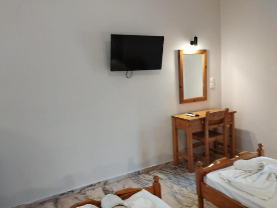Bed, TV and multimedia, Photo of the whole room, Bedroom, towels