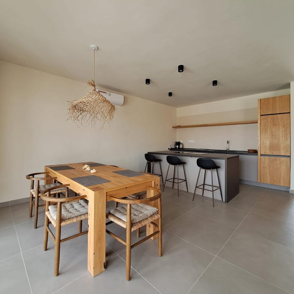 Kitchen or kitchenette, Dining area