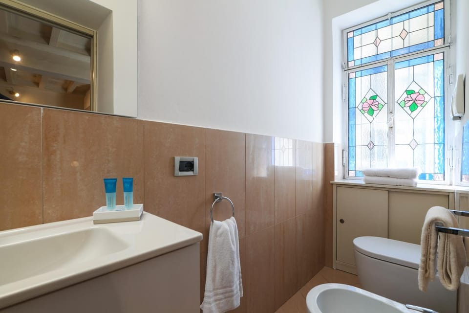 Toilet, Bathroom, towels