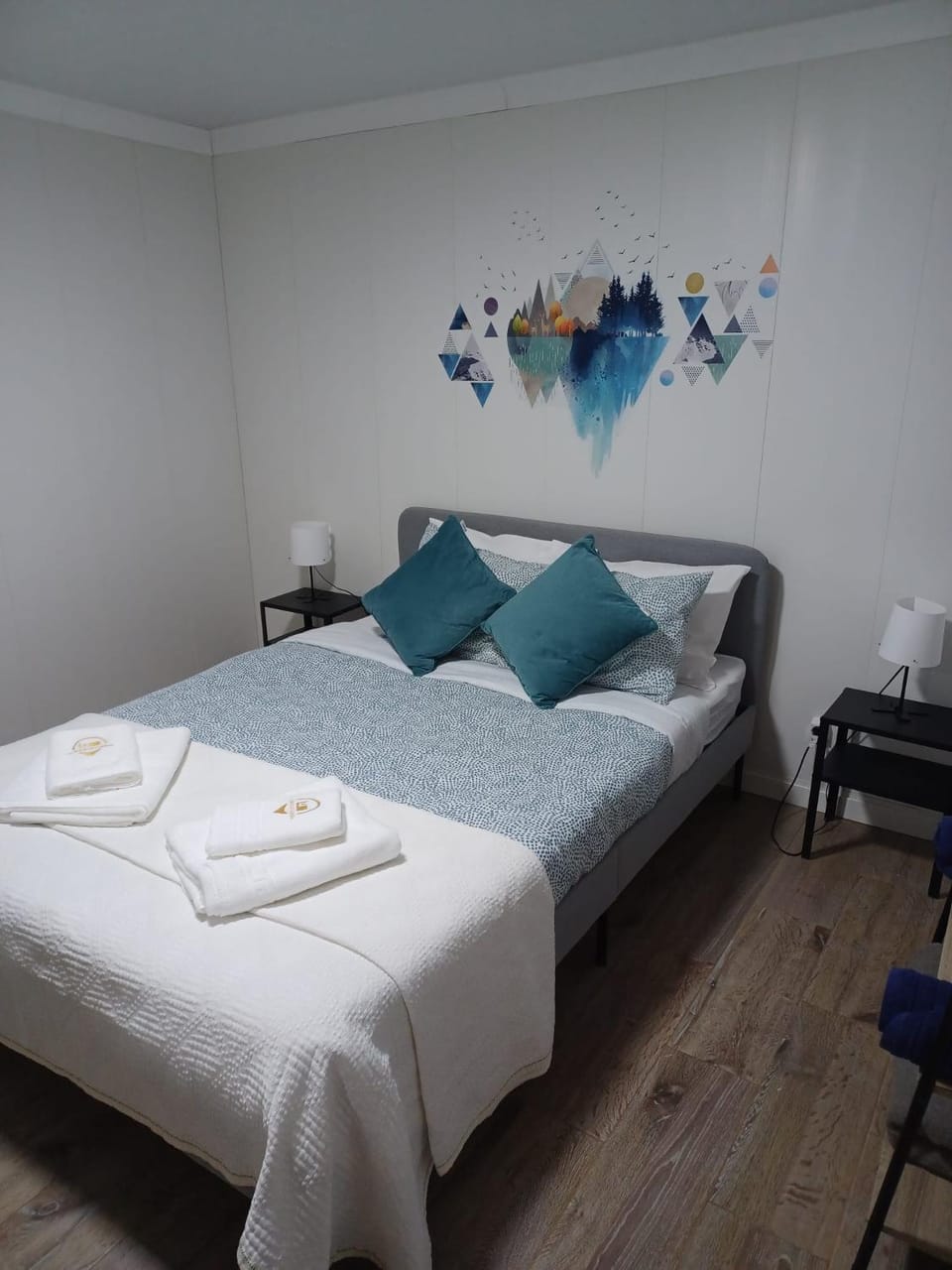 Bed, Photo of the whole room, Bedroom, towels