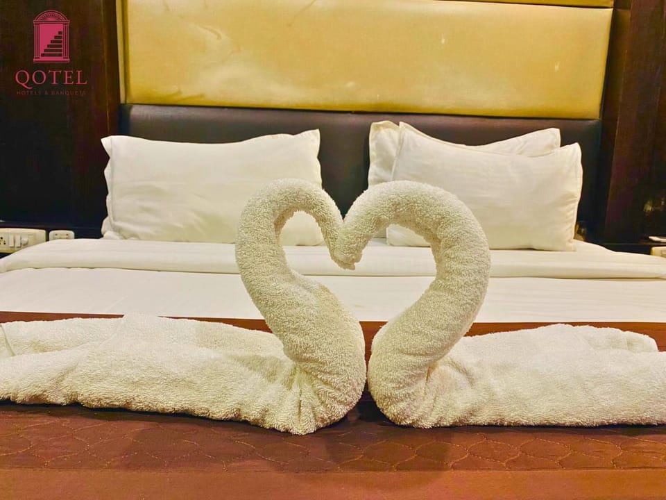 Bed, Photo of the whole room, Bedroom, towels