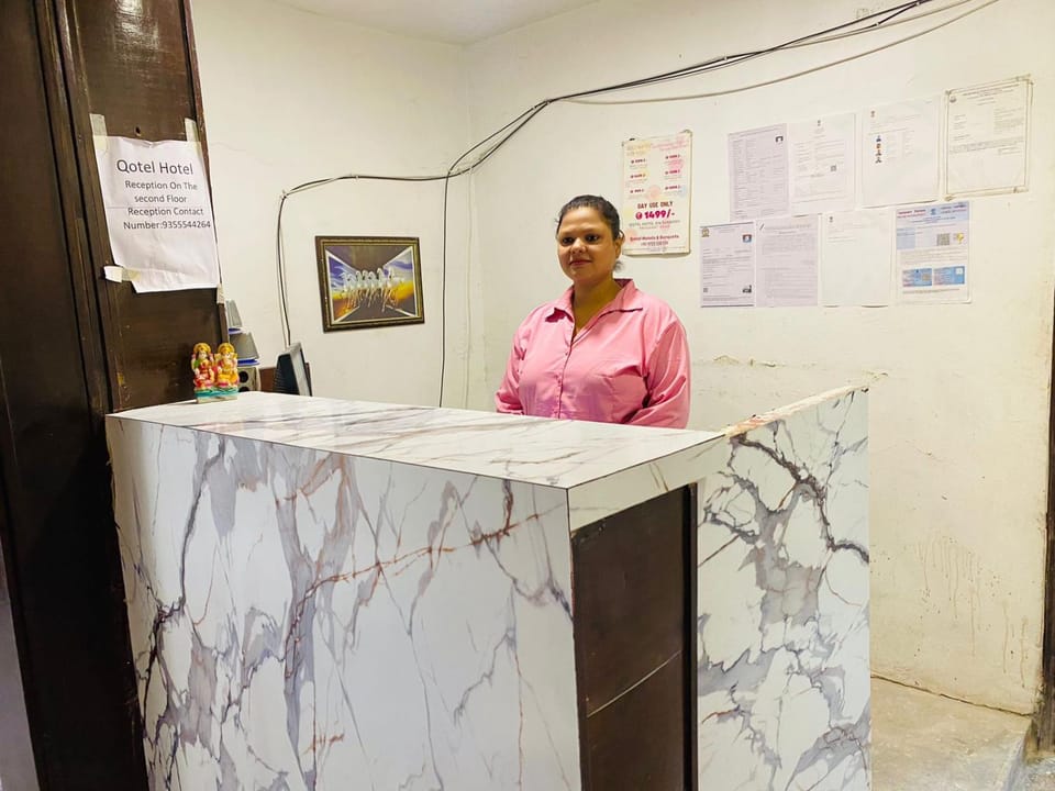 Staff, Lobby or reception, group of guests
