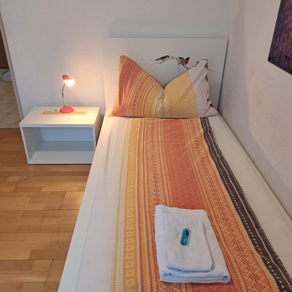 Bed, Photo of the whole room, Bedroom, towels