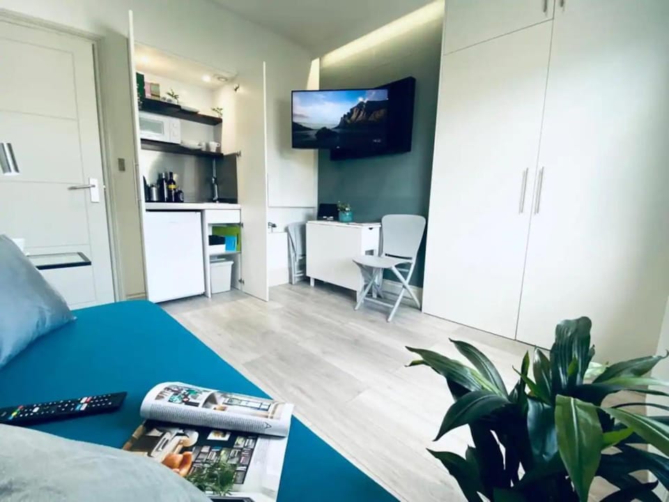 TV and multimedia, Kitchen or kitchenette, Living room, Seating area, Dining area