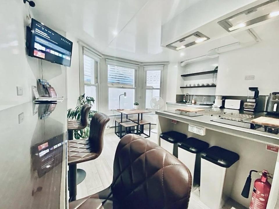 TV and multimedia, Kitchen or kitchenette, Seating area, Dining area