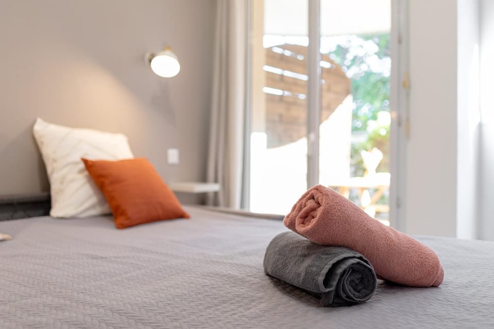 Bed, towels