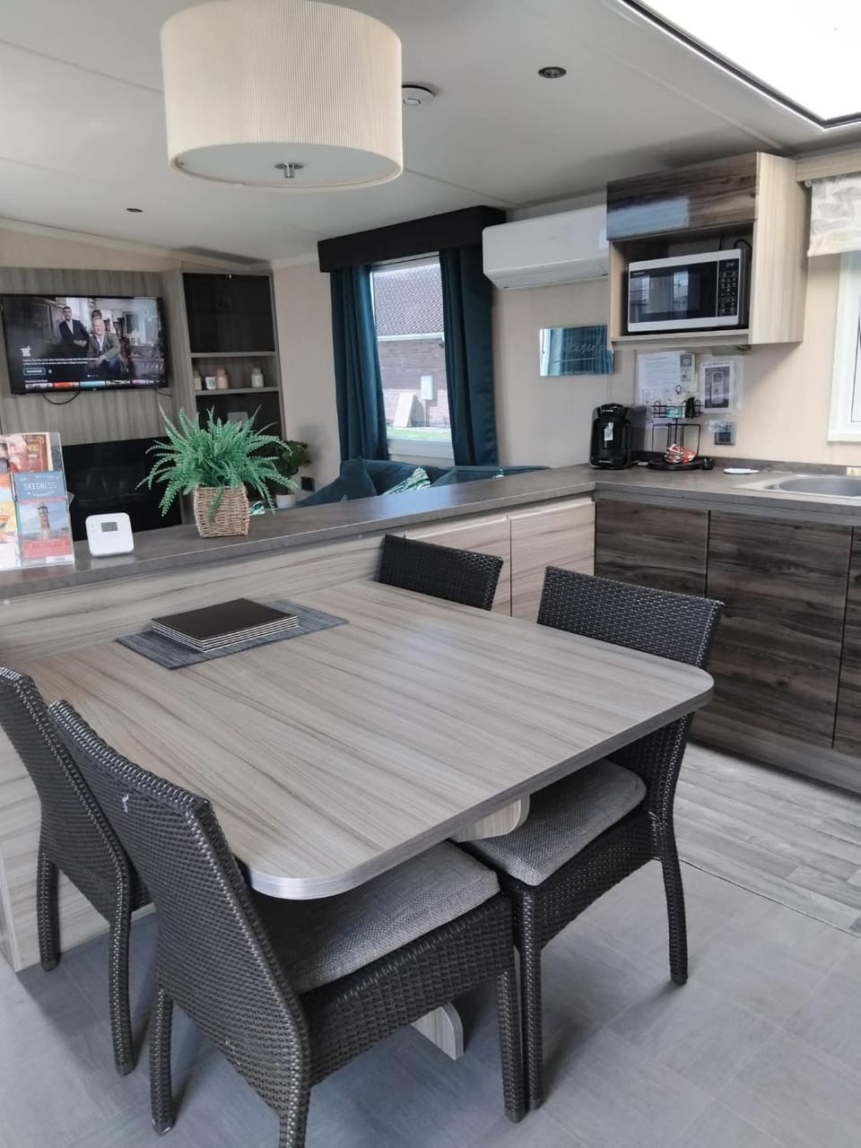 Dining area, kitchen