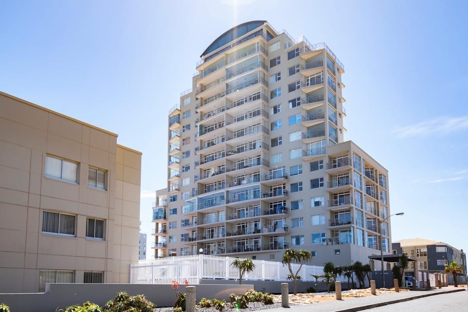 Property building, Day, City view, Location