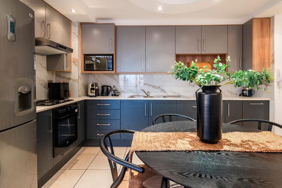 Coffee/tea facilities, Kitchen or kitchenette, Dining area, oven, stove, toaster