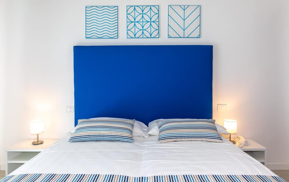 Bed, Photo of the whole room, Decorative detail, Bedroom
