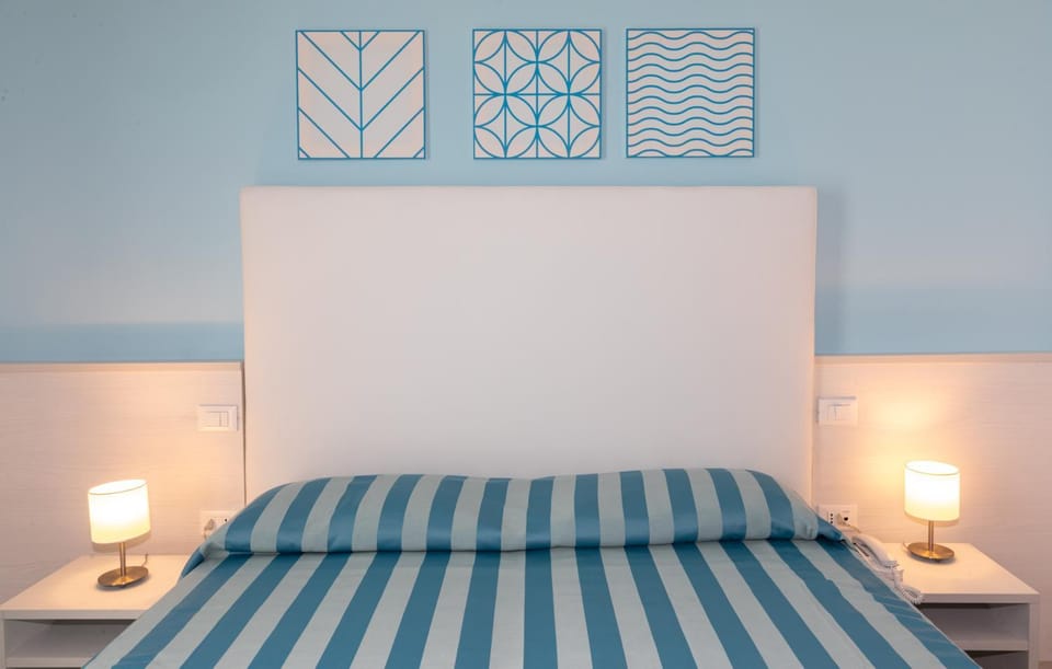 Bed, Photo of the whole room, Decorative detail, Bedroom