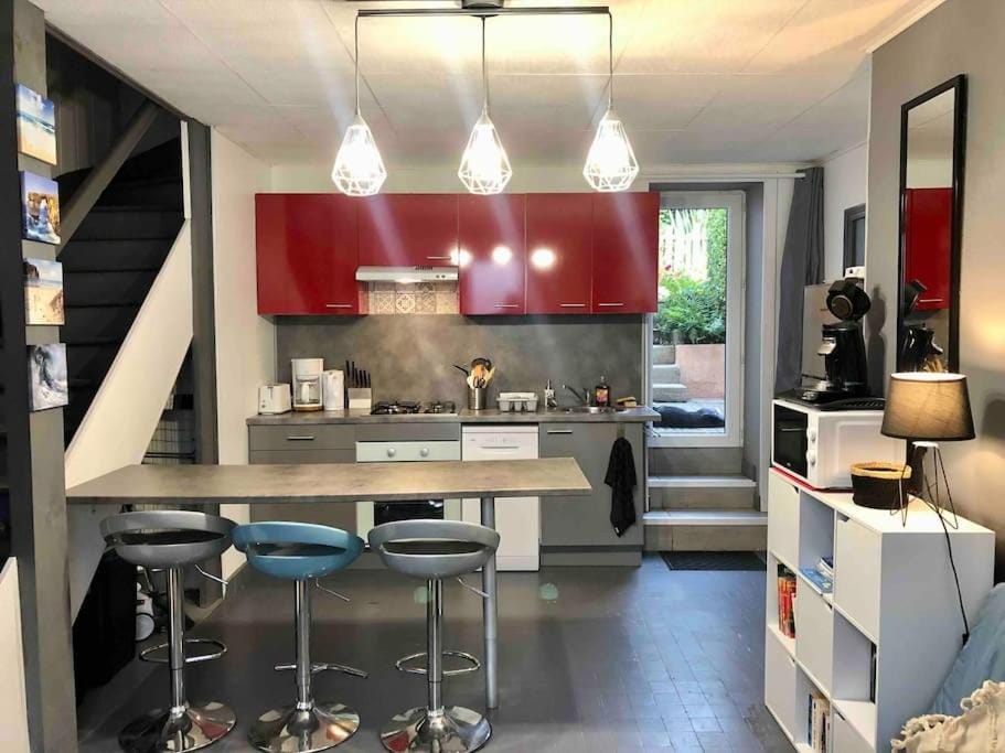 Coffee/tea facilities, Kitchen or kitchenette, Dining area, minibar