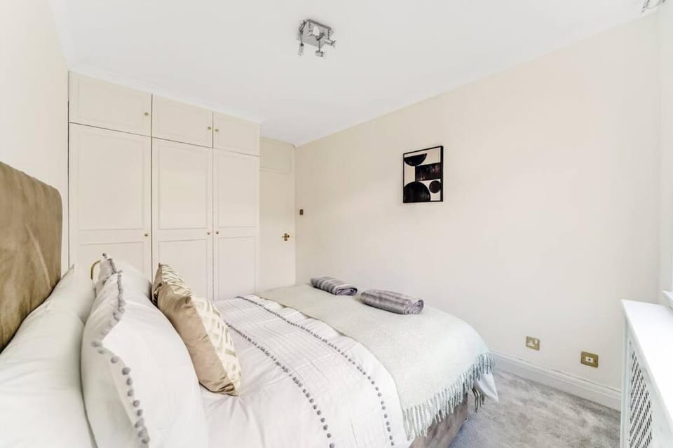 Unique 2 bed 2 bath Victorian flat Regents Park Apartment in City of Westminster