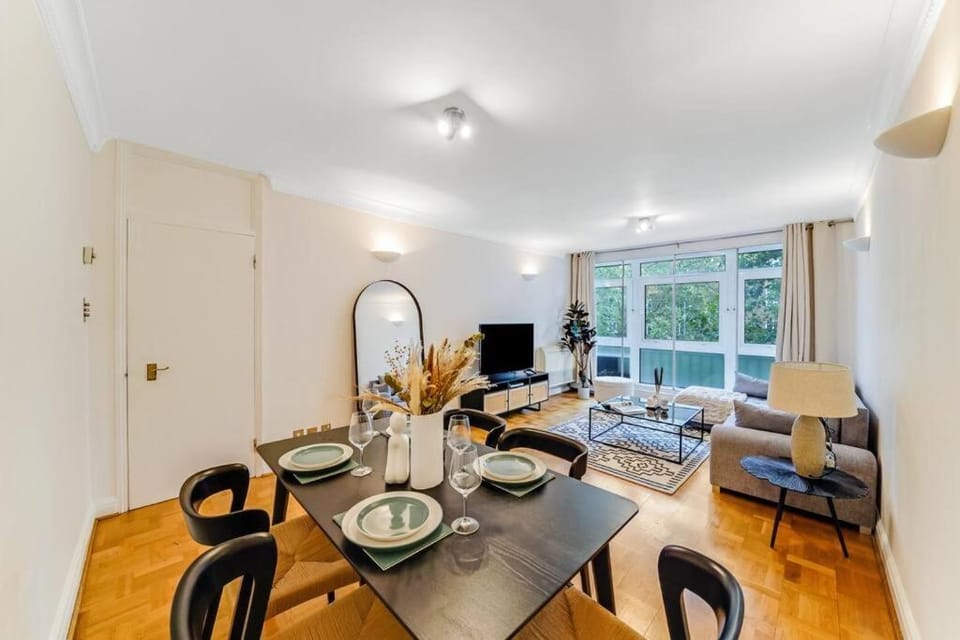 Unique 2 bed 2 bath Victorian flat Regents Park Apartment in City of Westminster