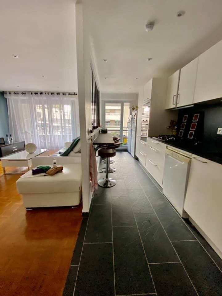 CHAMBRE DE 11 M2 AVEC BALCON Vacation rental in Paris