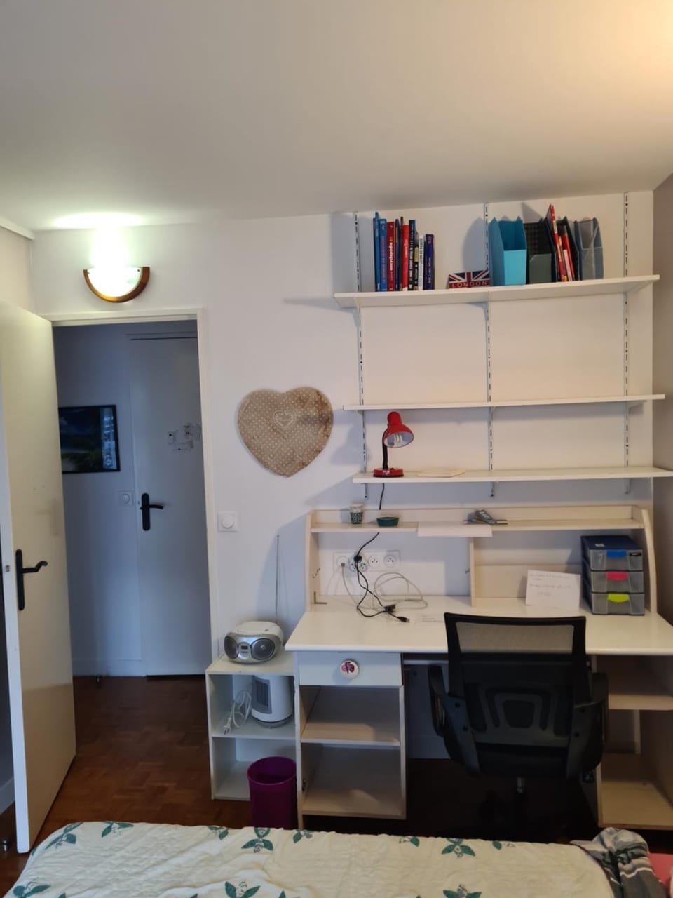 CHAMBRE DE 11 M2 AVEC BALCON Vacation rental in Paris