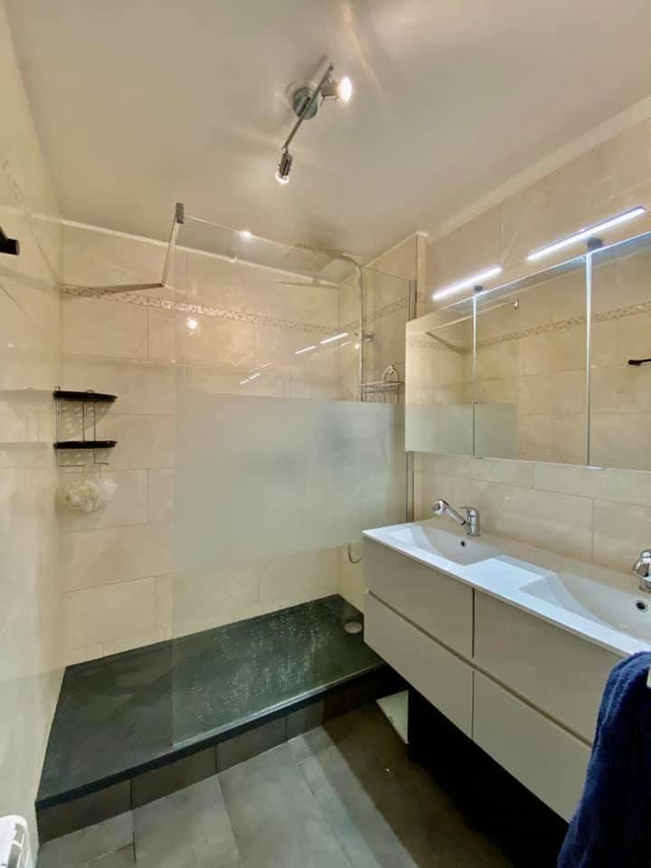 CHAMBRE DE 11 M2 AVEC BALCON Vacation rental in Paris