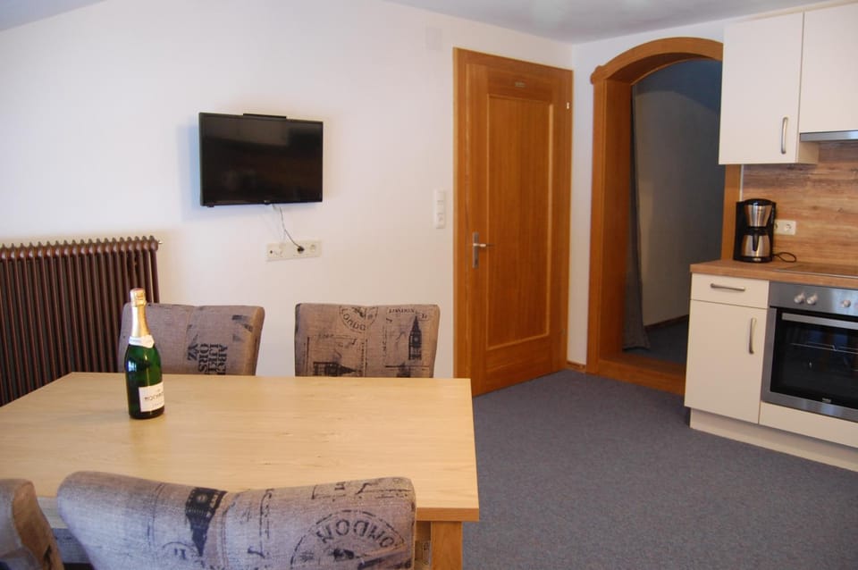 TV and multimedia, Kitchen or kitchenette, Living room, Dining area