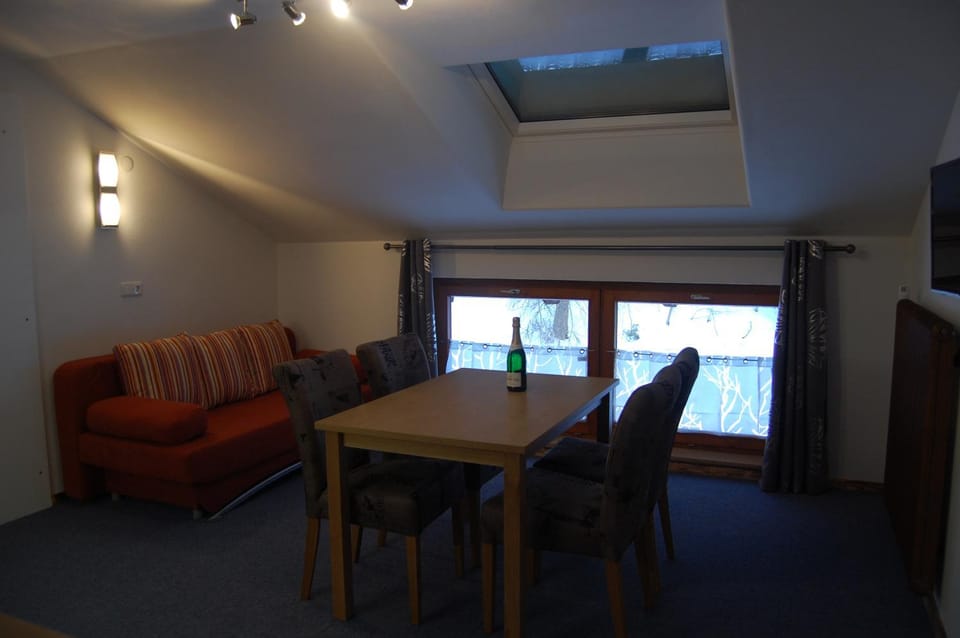 TV and multimedia, Kitchen or kitchenette, Living room, Seating area, Dining area