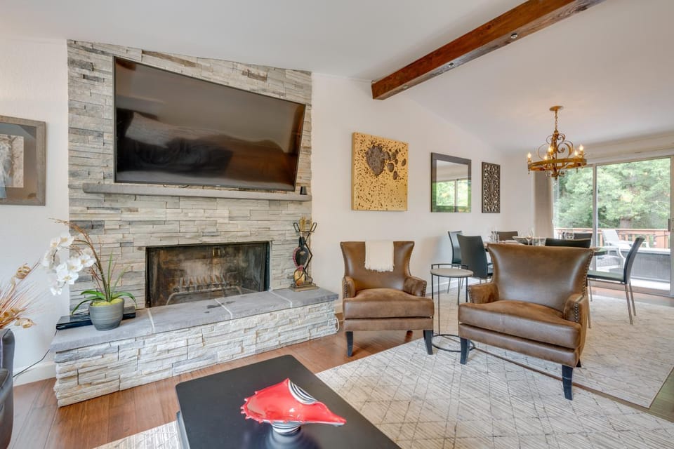 1 Mi to Lake, Shared Hot Tub! Kenmore Retreat Apartment in Kenmore