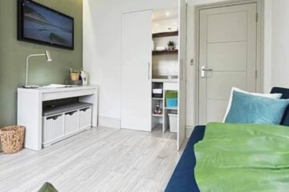 TV and multimedia, Living room, Seating area, hair dresser