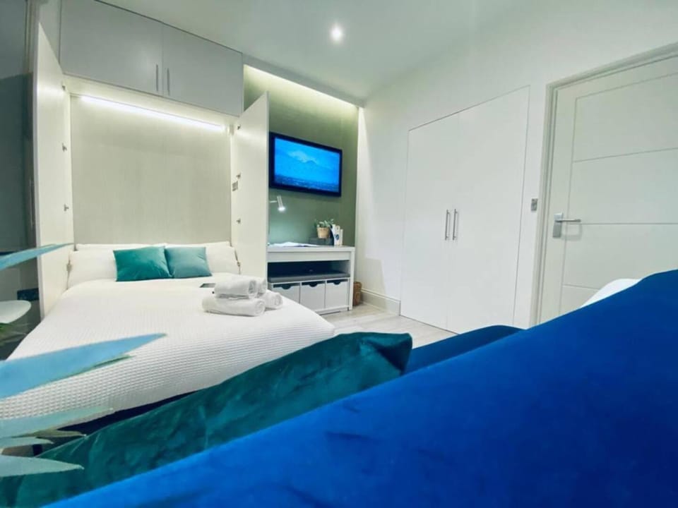 Bed, TV and multimedia, Living room, Photo of the whole room, hair dresser, towels