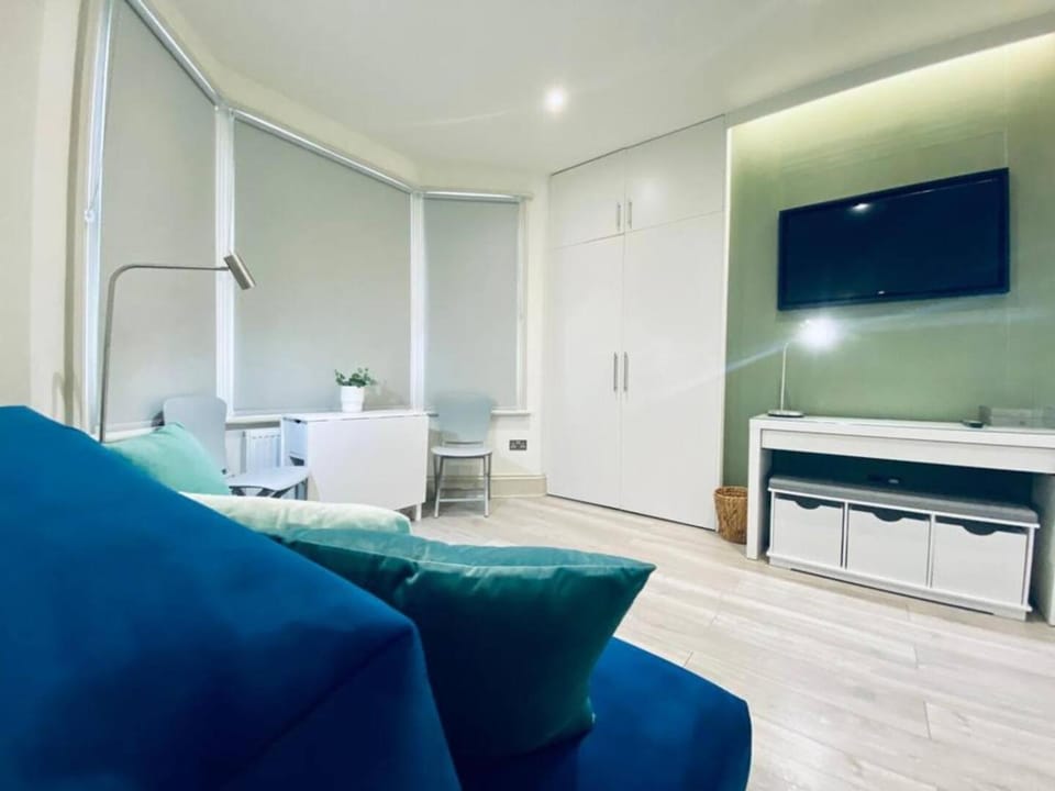 Bed, TV and multimedia, Living room, Photo of the whole room, Seating area