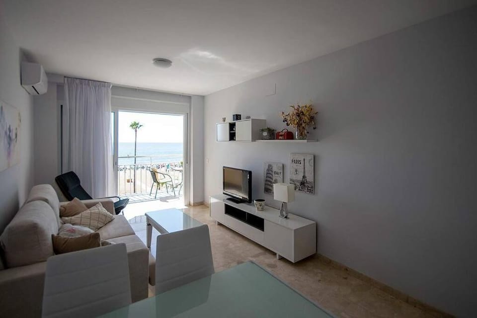 Communal lounge/ TV room, Living room, Seating area