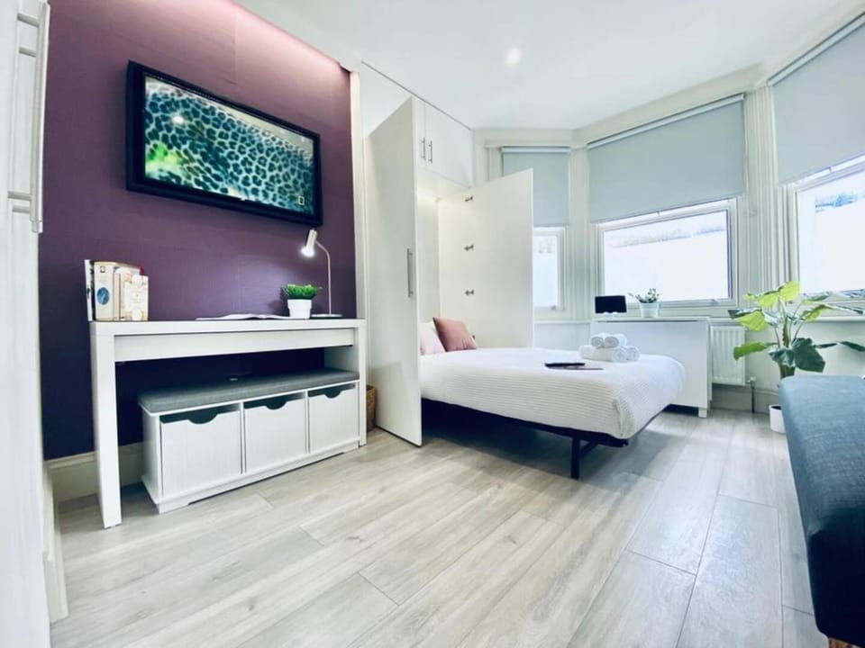 Bed, TV and multimedia, Photo of the whole room, Bedroom, hair dresser